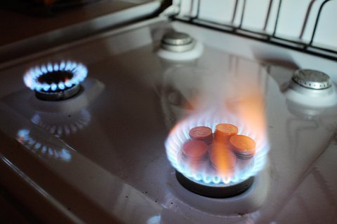 Государственная регуляторная служба не согласовала проект постановления, согласно которому цены на газ для населения должны вырасти в три этапа. 