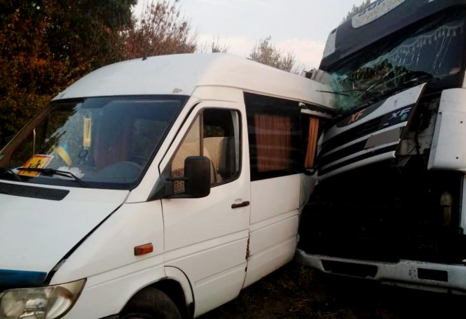 В Черкасской области на трассе Киев-Одесса микроавтобус со школьниками из Киевщины столкнулся с грузовиком. Двух девушек и водителя микроавтобуса забрала скорая. Одна из школьниц скончалась в больнице. 