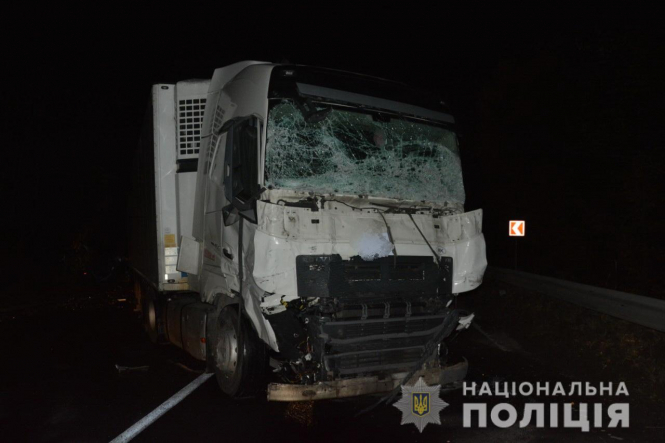 На трассе Киев - Чоп, возле поселка Кольчино Мукачевского района Закарпатской области, микроавтобус въехал в грузовик, в результате чего погибли три человека. 