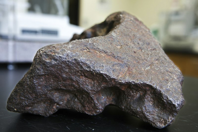 Житель американского штата Мичиган несколько десятилетий подпирал входную дверь десятикилограммовую камнем, который оказался метеоритом на $ 100 тысяч. 
