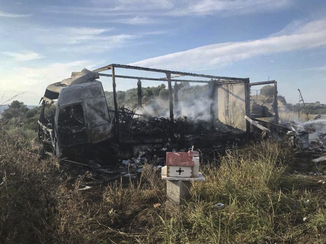 В результате столкновения фургона и грузовика в Греции погибли 11 человек. Инцидент произошел утром в субботу, 13 октября, вблизи города Кавала. 