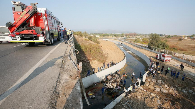 В Турции погибли 22 человека, после того, как грузовик с мигрантами упала с моста. 