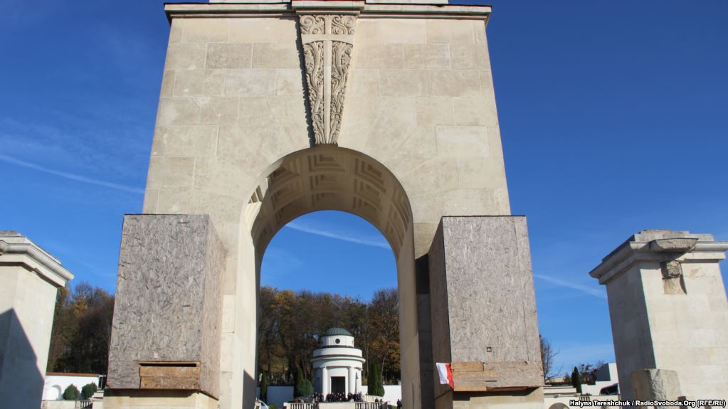 Посольство Польши в Украине заявило протест в МИД Украины по поводу заявления Львовского облсовета о необходимости демонтажа скульптур львов на Лычаковское кладбище во Львове. 