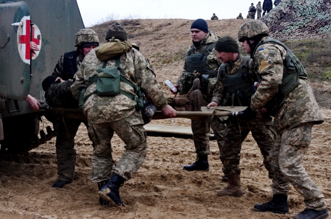 Президент Петр Порошенко сообщил, что за время боевых действий на Донбассе 46 медиков погибли во время оказания медицинской помощи на передовой. 