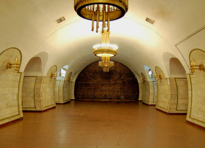 Станцию метро "Площадь Льва Толстого" в Киеве закрыли из-за сообщения о минировании. 
