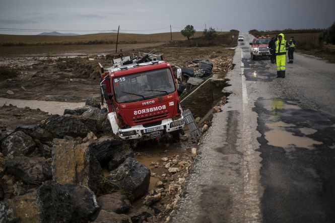 На юге Испании во время оказания экстренной помощи в результате наводнения погиб пожарный. 