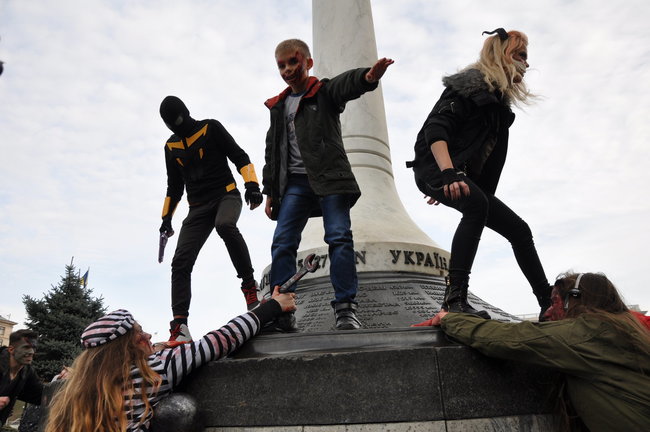 В Киеве прошел парад зомби, посвященный Хэллоуину. 