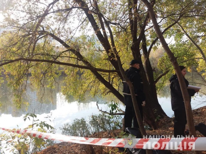 Правоохранители неподалеку от Чернигова задержали женщину по подозрению в убийстве двух детей, выявленных утопленными в озере в Дарницком районе. 