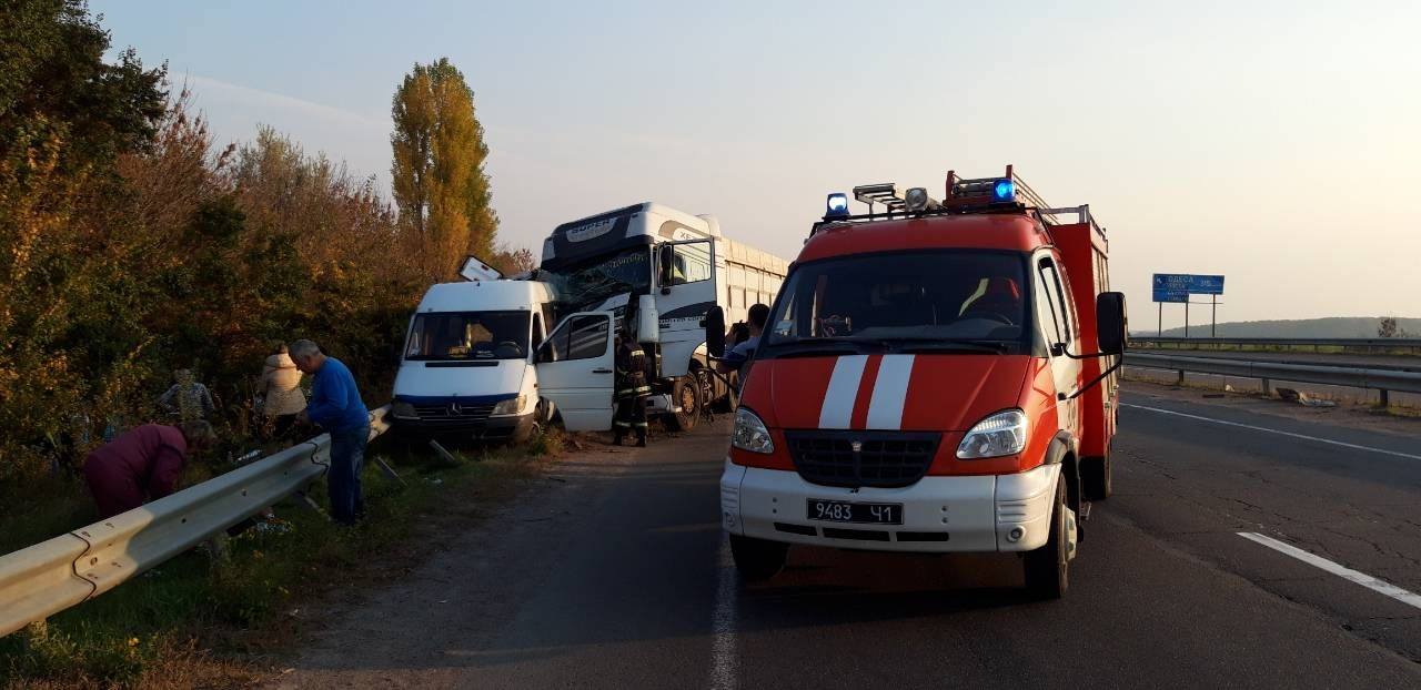 В Черкасской области на трассе Киев-Одесса микроавтобус со школьниками из Киевщины столкнулся с грузовиком. Двух девушек и водителя микроавтобуса забрала скорая. Одна из школьниц скончалась в больнице. 
