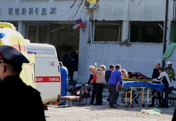 
После стрельбы в керченском колледже погибли 18 человек, 53 человека получили ранения. 12 из раненых находятся в тяжелом состоянии. 