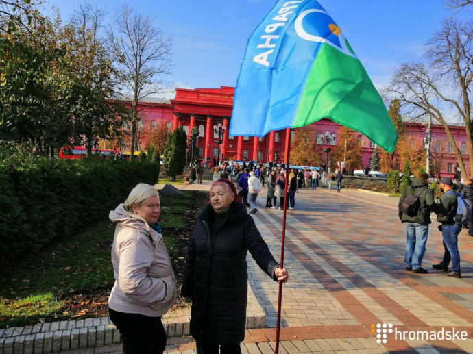 В Киеве в парке Шевченко около 300 человек вышли на митинг за проведение избирательной реформы. 
