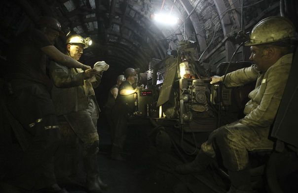 Под Лисичанском Луганской области 16 шахтеров шахты имени Капустина десятые сутки бастуют на глубине 600 метров под землей. 