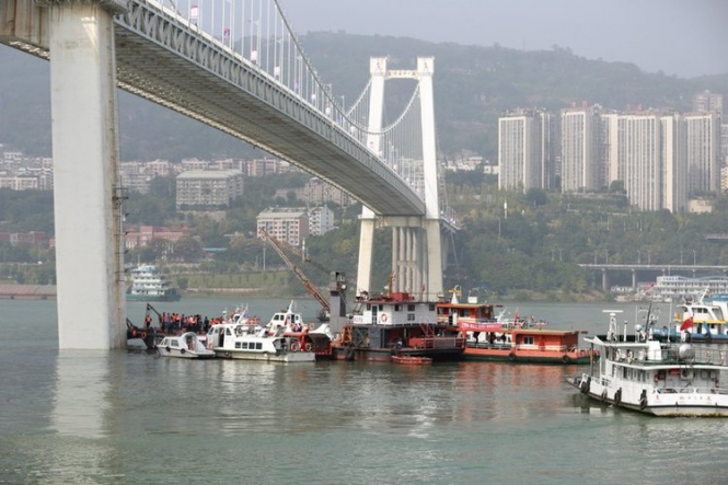 В Китае пассажирский автобус упал в реку с 60-метрового моста (197 футов), после чего погрузился под воду на глубину около 50 метров. 