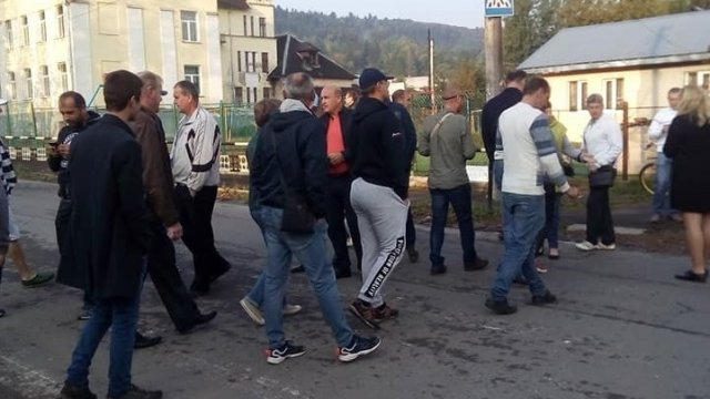 Протестующие около 16:00 разблокировали трассу "Львов - Сходница». 