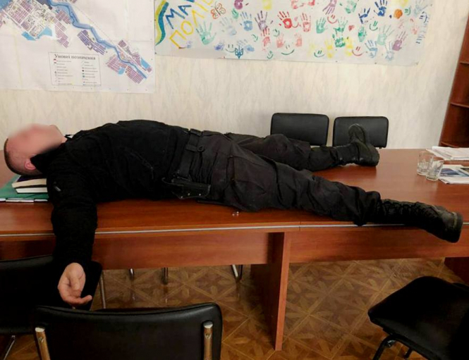Служба безопасности Украины задержала за вымогательство 200 тысяч гривен взятки майора полиции Сергея Янголенко, который ранее был командиром батальона "Харьков-1". 