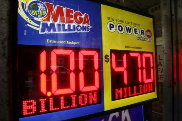 Джекпот американской лотереи Mega Millions вырос до мирового рекорда - $ 1,6 миллиарда - после того, как ни один участник в пятницу, 19 октября, не смог угадать выигрышную комбинацию цифр. 