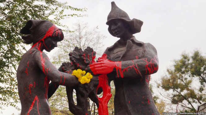 В Днепре, на Соборной площади, неизвестные залили краской памятник комсомольцам. Краской залиты фигуры комсомольцев и подножия монумента. 