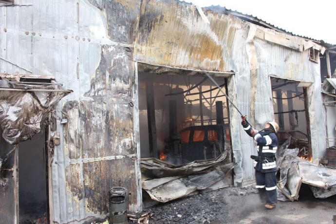 В Киеве во время пожара на станции технического обслуживания (СТО) сгорели семь автомобилей. 