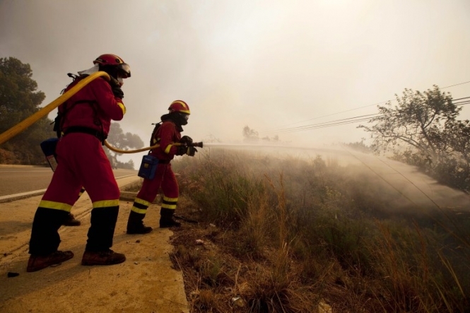 Более 700 пожарных и шесть самолетов привлечены к ликвидации масштабного лесного пожара, который вспыхнул в курортных районах Кашкайш и Синтра вблизи португальской столицы Лиссабона. 
