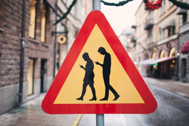 Пешеходам в Литве будет запрещено говорить по мобильному телефону на пешеходных переходах и осуществлять другие операции, которые будут отвлекать их от ситуации на дорогах. 