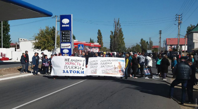 В Затоке (Одесская обл.) Местные жители перекрыли трассу Одесса - Белгород-Днестровский, протестуя против решения сельсовета о раздаче земельных участков в прибрежной зоне. 