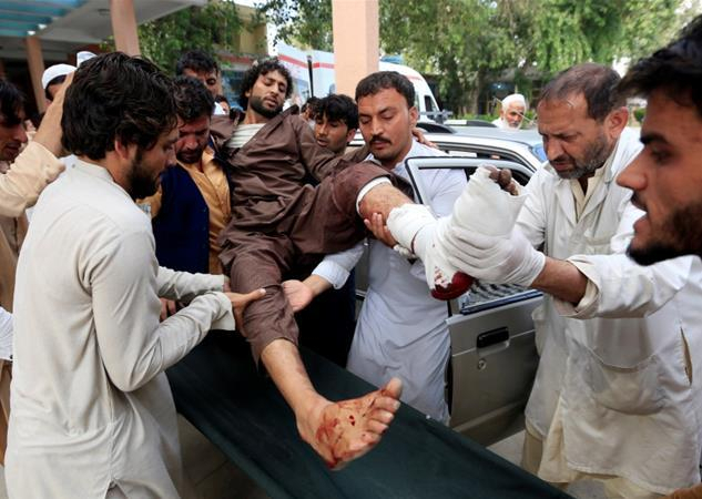 По меньшей мере 13 человек погибли и 25 получили ранения в результате атаки смертника на предвыборную акцию в афганской провинции Нангархар. 