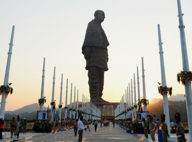 
В индийском штате Гуджарат в среду, 31 октября, открыли самую высокую в мире статую - "Статую единства". 