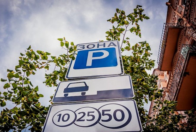 С 27 сентября, когда вступил в силу новый закон о парковке, в Киеве за нарушение правил остановки или стоянки на штрафплощадки не попал ни один автомобиль. 