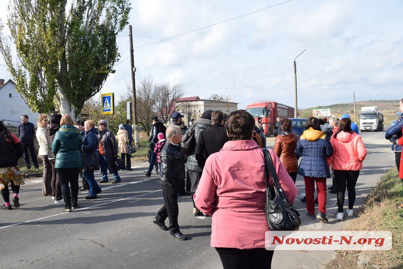 В субботу, 27 октября, работники Новоодесского центральной районной больницы перекрыли трассу общегосударственного значения "Николаев - Ульяновка». 