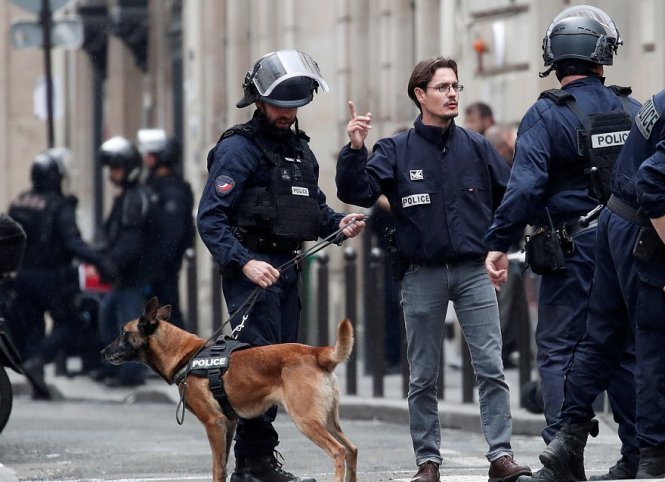 Два человека в критическом состоянии в результате стрельбы вблизи Елисейских полей в Париже. 