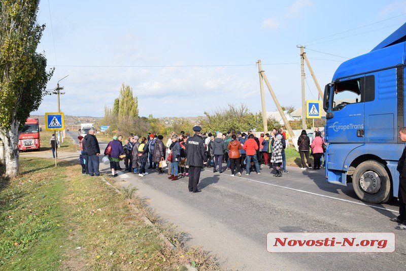 В субботу, 27 октября, работники Новоодесского центральной районной больницы перекрыли трассу общегосударственного значения "Николаев - Ульяновка». 