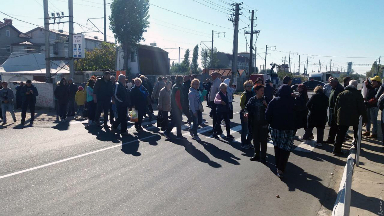 В Затоке (Одесская обл.) Местные жители перекрыли трассу Одесса - Белгород-Днестровский, протестуя против решения сельсовета о раздаче земельных участков в прибрежной зоне. 