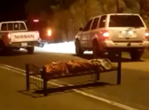 
Полиция Саудовской Аравии нашла посреди шоссе кровать, на которой под одеялом было тело мертвого мужчины. 