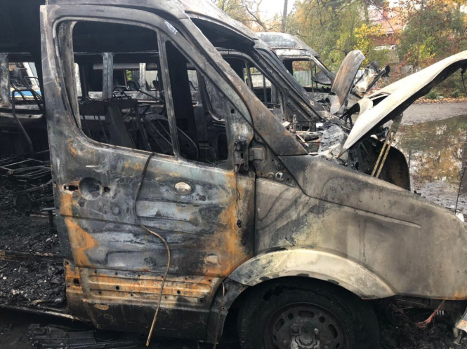 В Киеве в ночь с 30 на 31 октября сгорели 4 микроавтобуса. 
