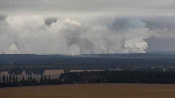 В Министерстве обороны сообщили, что спасатели локализовали очаги пожара на военном складе под Ичней Черниговской области. 