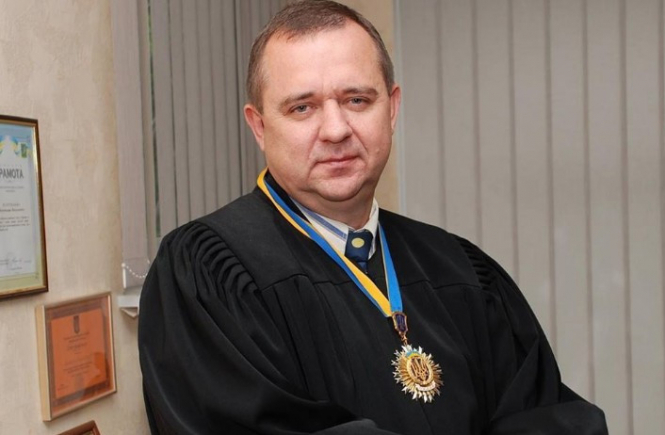 4 октября около 20 человек напали на дом судьи Апелляционного суда Харьковской области Владимира Плетнева. 