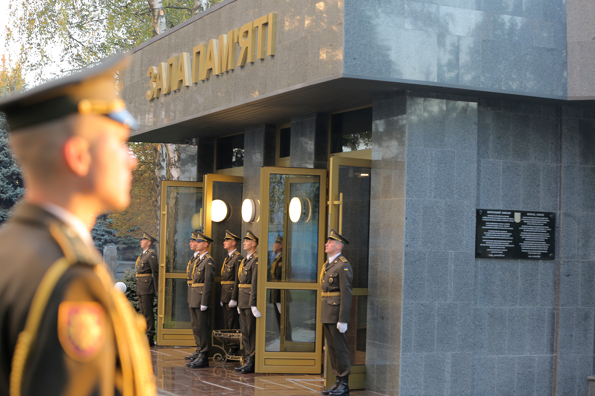 На территории Министерства обороны в Киеве состоялась торжественная церемония открытия Зала памяти защитников Украины - мемориального комплекса памяти погибших военнослужащих Вооруженных сил. 