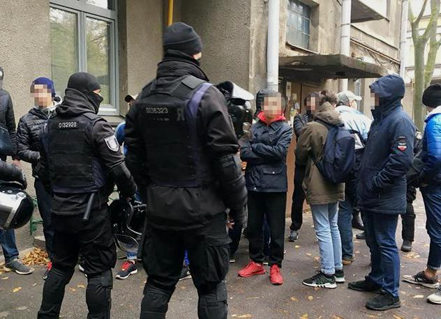 Во время охраны общественного порядка в правительственном квартале Киева, где проходят массовые мероприятия, правоохранители задержали 52 человек. 