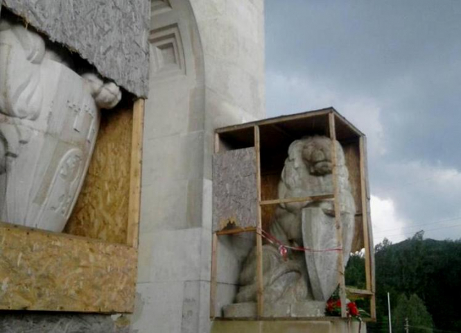 Посольство Польши в Украине заявило протест в МИД Украины по поводу заявления Львовского облсовета о необходимости демонтажа скульптур львов на Лычаковское кладбище во Львове. 