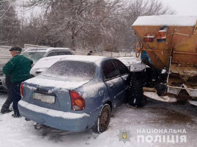 В городе Изюм Харьковской области трактор протаранил восемь автомобилей, среди которых оказался припаркованный на обочине ВАЗ местного отделения полиции. 