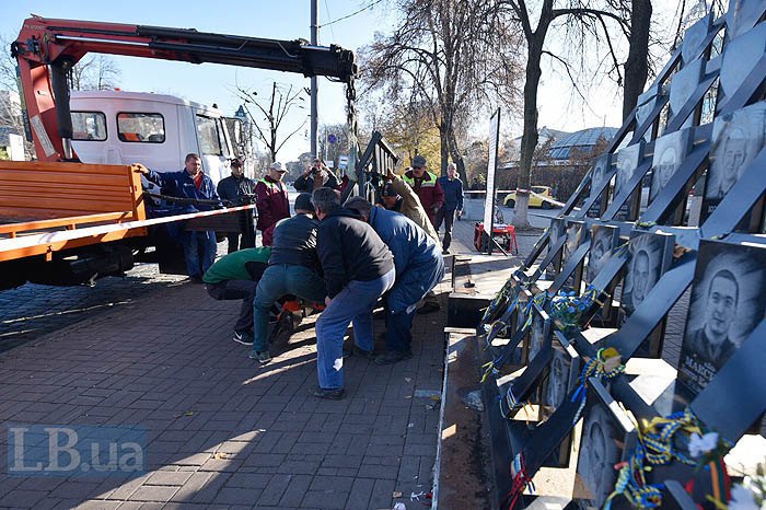
В Киеве на аллее Героев Небесной Сотни в среду, 7 ноября, демонтировали стелу с фотографиями и памятный крест. 