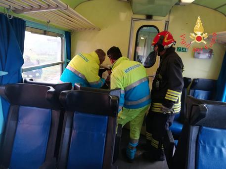 На юге Италии близ города Кротоне сегодня, 20 ноября, поезд попал в торнадо, в результате чего пострадали два человека. 