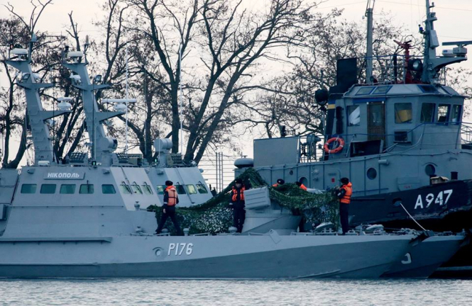 ФСБ России обыскала задержанные украинские корабли, захваченные вечером 25 ноября во время атаки в нейтральных водах Азовского моря, а также похвасталась, что нашла "важные документы". 