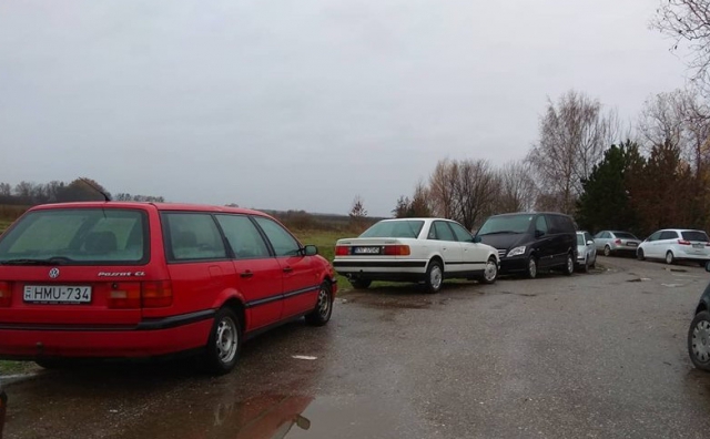 
На границе с Венгрией в Закарпатской областью растет свалка автомобилей с европейскими номерами. 