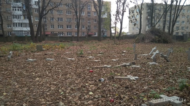 
В городе Коломыя Ивано-Франковской области неизвестные повалили кресты на так называемом польском кладбище. 