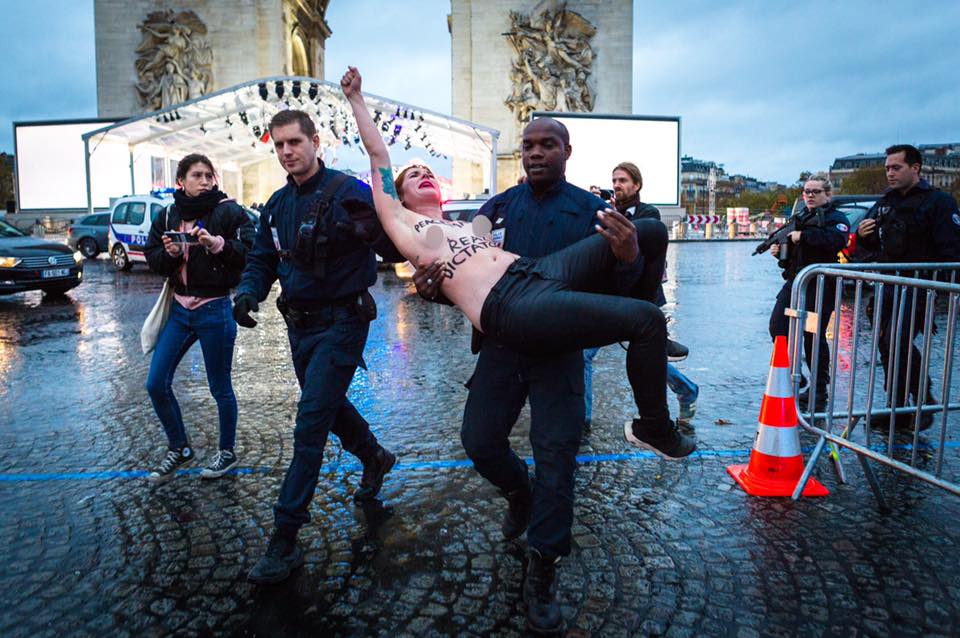 Активистки международного движения Femen провели возле Триумфальной арки в Париже акцию против приезда во Францию людей, которых они назвали "военными преступниками". 