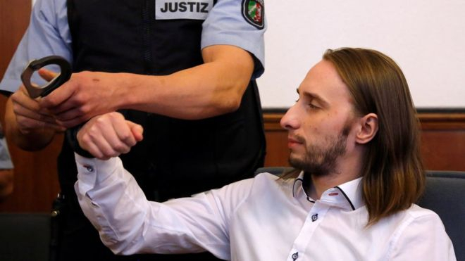 
Сергей Веннергольд, гражданин России и Германии, приговорен к 14 годам лишения свободы судом в Дортмунде за подрыв автобуса местного футбольного клуба "Боруссия" в апреле 2017 года. 