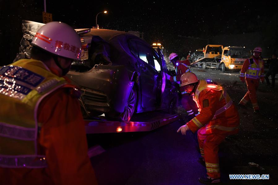 В крупной аварии с участием 31 автомобиля в провинции Ганьсу на северо-западе Китая погибли не менее 15 человек. 