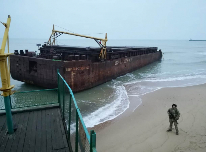 К побережью Черноморска Одесской области прибило баржу с крупной партией сигарет. 