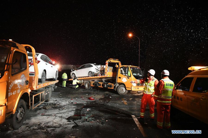 В крупной аварии с участием 31 автомобиля в провинции Ганьсу на северо-западе Китая погибли не менее 15 человек. 